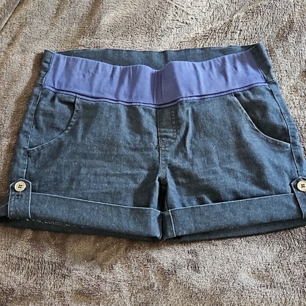 Bella Vida maternity shorts L